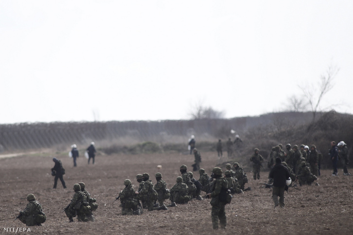 Görög katonák őrzik a határt a török határnál fekvő görögországi Kasztanieszben 2020. március 2-án