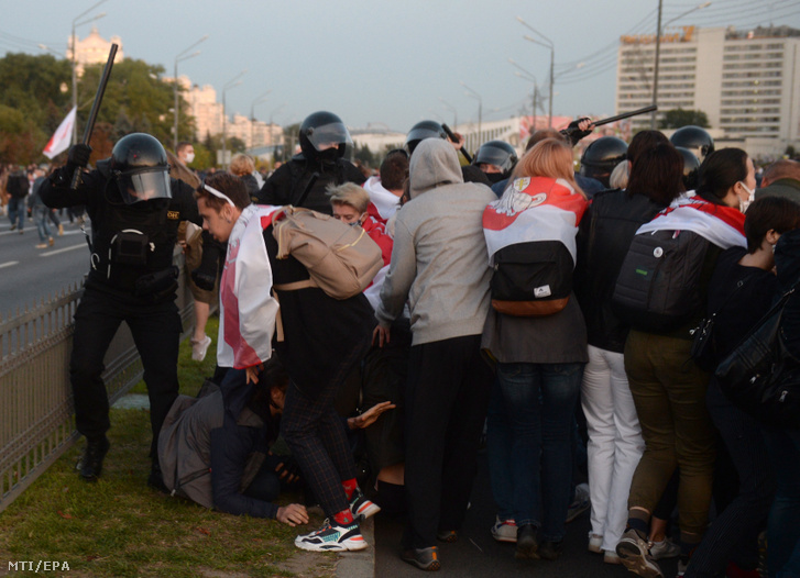 Rohamrendőrök őrizetbe vesznek tüntetőket Minszkben 2020. szeptember 23-án