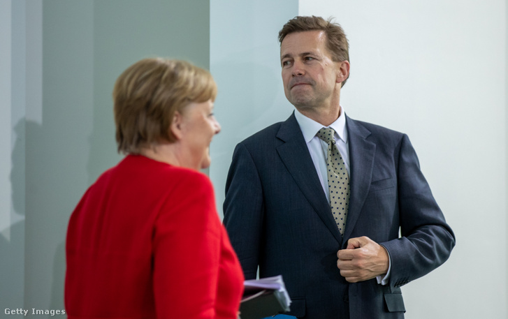 Angela Merkel és Steffen Seibert német kormányszóvivő