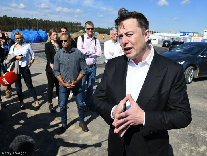 Elon Musk a németországi Gigafactory 4 építkezésén 2020. szeptember 3-án, ahol 2021-ben kezdik meg a gyártást