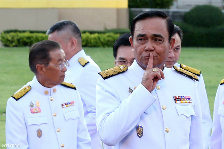 Prajuth Csan-Ocsa thaiföldi miniszterelnök és védelmi miniszter (elöl) az új kormányának beiktatási ünnepségén Bangkokban 2019. július 16-án, amikor a kormányfő bejelentette a katonai junta öt éve tartó hatalmának megszüntetését. Az új kormány húsz miniszterből áll, továbbá öt miniszterelnök-helyettesből és tizenhárom miniszterhelyettesből, akik közül néhány tagja volt a feloszlatott juntának, amely hivatalos megnevezéssel Nemzeti Tanács a Békéért és a Rendért (NCPO).