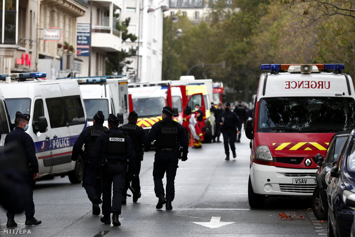 Rendőrök a helyszín közelében 2020. szeptember 25-én, miután egy késes támadó négy embert megsebesített a Charlie Hebdo szatirikus lap egykori párizsi szerkesztőségének környékén. A támadót őrizetbe vették