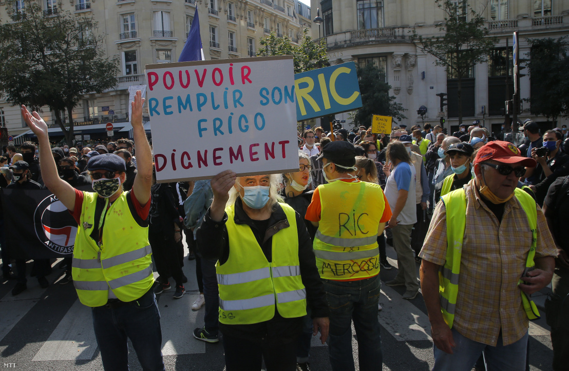 A francia kormány szociális és adópolitikája ellen tiltakozó sárga mellényesek tüntetése Párizsban 2020. szeptember 12-én. A sárga mellényes mozgalom 2018 novemberében jött létre Emmanuel Macron francia elnök centralista kormányának szociális és adópolitikája elleni tiltakozásul.