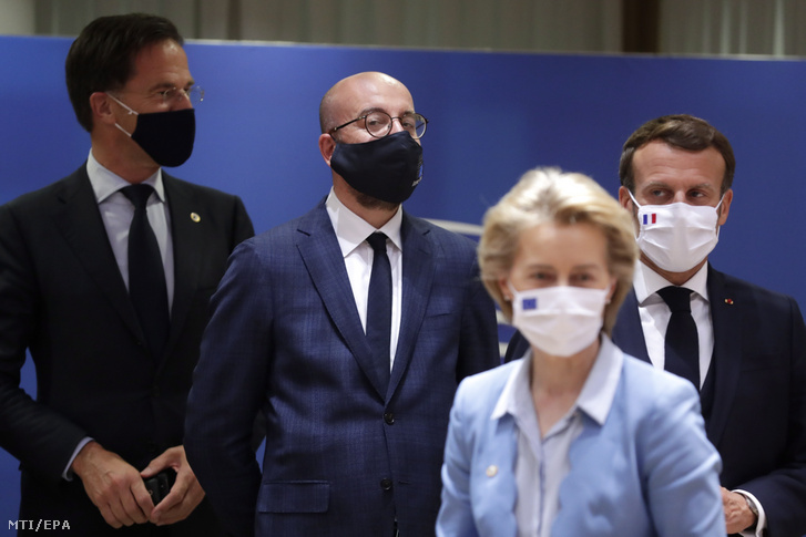 Mark Rutte holland miniszterelnök, Charles Michel, az Európai Tanács elnöke, Emmanuel Macron francia elnök és Ursula von der Leyen, az Európai Bizottság elnöke (b-j) az Európai Unió kétnaposra tervezett brüsszeli csúcstalálkozójának negyedik napján 2020. július 20-án. A tagállamok vezetői az unió következő hétéves költségvetéséről és az ahhoz kapcsolódó, a koronavírus-járvány okozta gazdasági és társadalmi károk helyreállítását célzó pénzügyi támogatási csomagról tanácskoznak.
