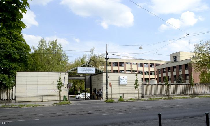 A Nyírő Gyula Kórház - Országos Pszichiátriai és Addiktológiai Intézet és a Róbert Károly Magánkórház közös bejárata a főváros XIII. kerületében, a Lehel úton.