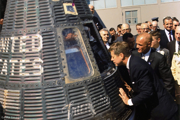 John F Kennedy ellenőrzi a Friendship 7-et Cape Canaveralban 1962. február 23-án