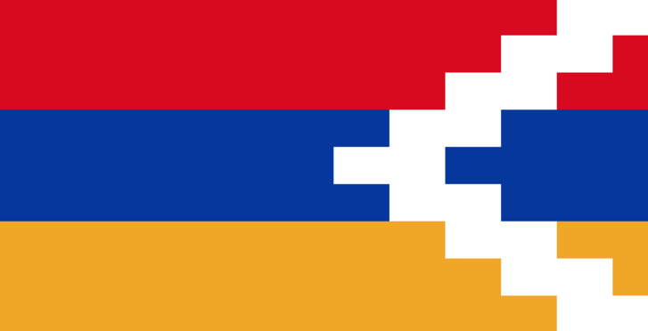 Hegyi-Karabah zászlaja Örményország színeit viseli, ám azok szimbolikus jelentése kissé eltérő: a nemzet védelmében kiontott vért (vörös), a szabadságszeretet (kék) és a kenyeret (narancssárga) jelölik. A nyugatra mutató nyílhegy a terület Örményországtól való jelenlegi elkülönülésére utal, és arra a reményre, hogy egyesülhet az anyaországgal.