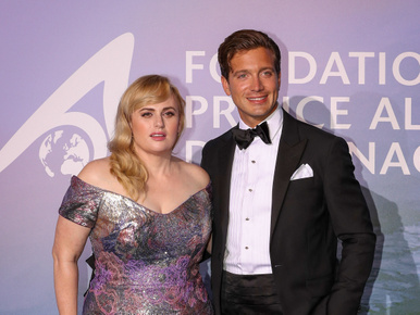Rebel Wilson a vörös szőnyegen is megmutatta 11 évvel fiatalabb barátját