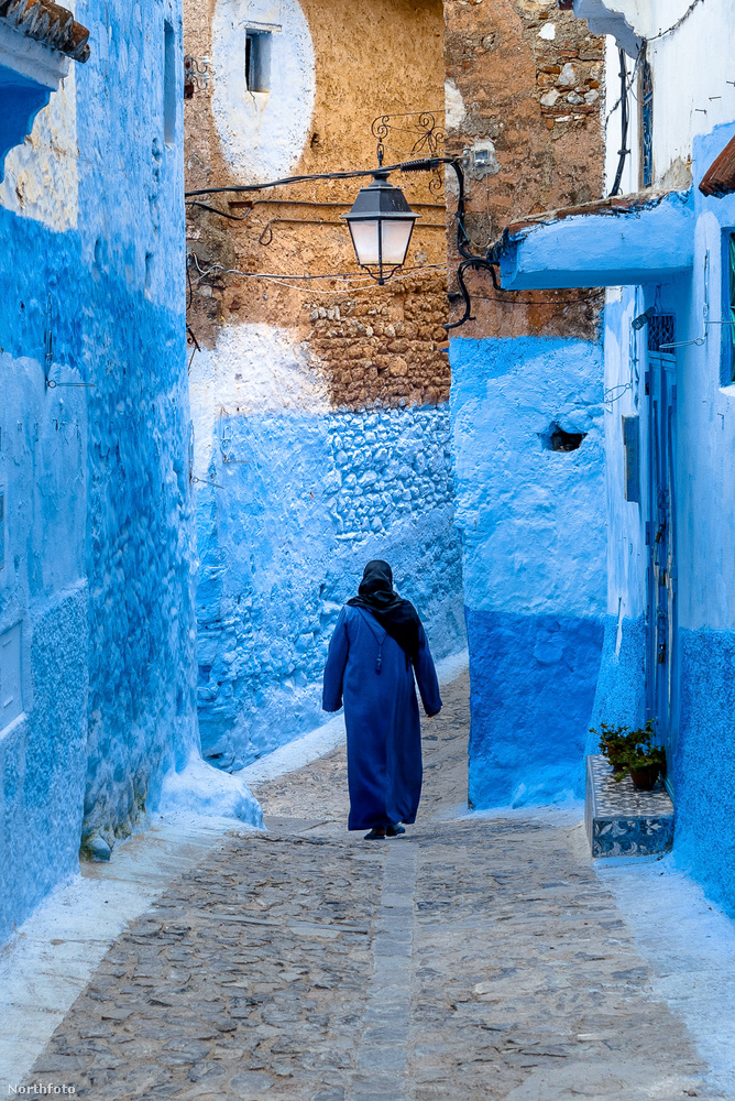 Chefchaouen azonban nemcsak a kék falairól híres, hanem a marihuánájáról is, amivel minden turisták örömmel megkínálnak