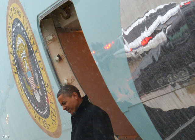 Obama leszáll az elnöki gépről a marylandi Andrews légibázison, Washington mellett.