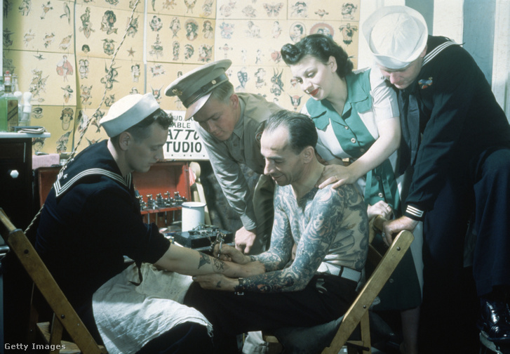 Tengerészt tetoválnak a II. világháborúban