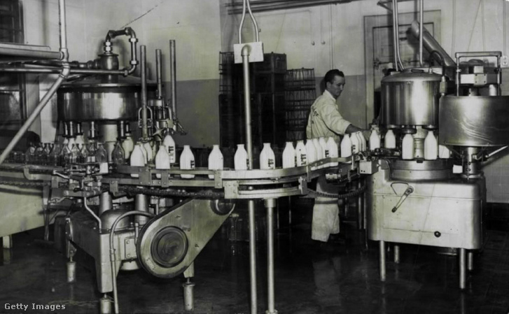Több ezer dollár értékű új felszerelés a denveri tejgyár pasztörizáló üzemében 1948-ban
