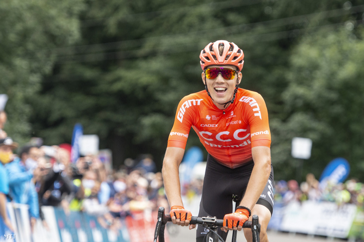 Az összetett- és szakaszgyőztes Valter Attila, a CCC Team versenyzője célba ér a Tour de Hongrie országúti kerékpáros körverseny ötödik, 188 kilométeres Miskolc–Gyöngyös-Kékestető szakaszán Kékestetőn 2020. szeptember 2-án.