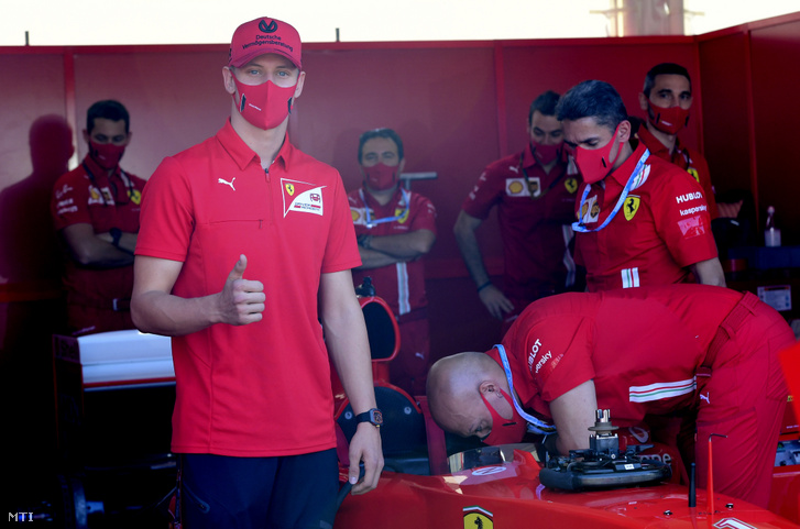 Mick Schumacher német Forma-2-es autóversenyző, Michael Schumacher egykori hétszeres Forma-1-es világbajnok fia (b) látogatást tesz a Ferrari csapatnál a Forma-1-es autós gyorsasági világbajnokság Toszkán Nagydíja előtt a Mugelló versenypályáján 2020. szeptember 13-án.