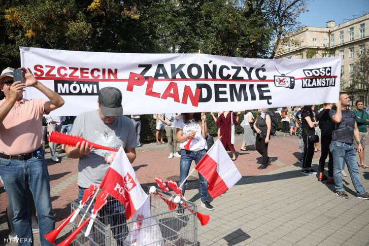 A koronavírus-járvány miatt elrendelt szigorítások ellen tüntetnek Varsóban 2020. szeptember 12-én