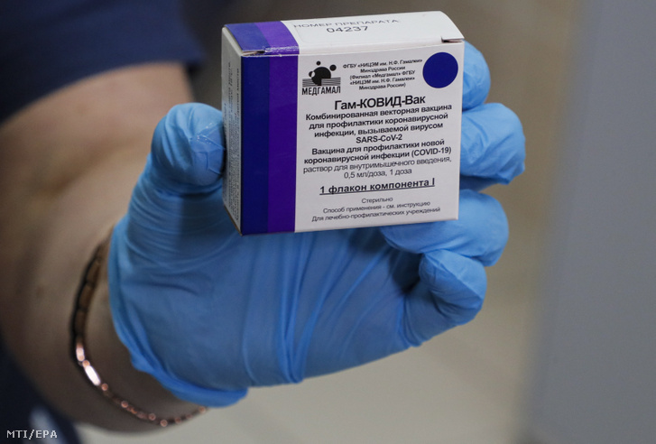 Egészségügyi dolgozó egy koronavírus (SARS-CoV-2) elleni vakcinát tartalmazó dobozt tart a kezében a szer törzskönyvezését követő szakaszban egy moszkvai kórházban 2020. szeptember 17-én. Az új vakcinát Szputnyik V néven regisztrálták és most kezdik a tömeges tesztelést.