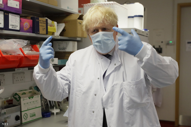 Boris Johnson brit miniszterelnök látogatást tesz az Oxfordi Egyetem Jenner Intézetében 2020. szeptember 18-án. A brit kormányfő meglátogatta az intézet laboratóriumát és a koronavírus elleni vakcina fejlesztését vezető orvosokkal beszélt.