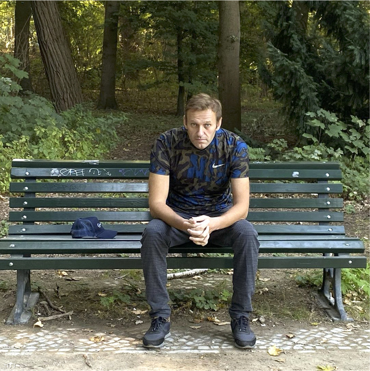 Alekszej Navalnij orosz ellenzéki politikus Instagram-oldalán 2020. szeptember 23-án közzétett dátum nélküli kép Navalnijról. Az ellenzéki politikus állapota orvosai szerint kellően javult ahhoz, hogy járóbeteg-ellátás keretében folytassák a kezelését. Az orvosok szerint jelenlegi állapota és egészsége javulásának üteme a teljes felépülés reményével kecsegtet