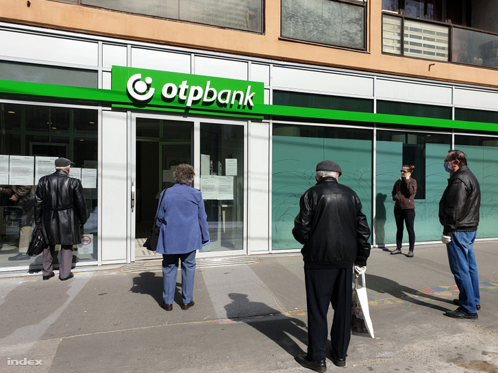 Egy budapesti OTP Bank a koronavírus-járvány idején