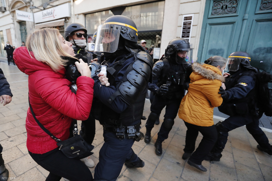 A francia kormány szociális és adópolitikája ellen tiltakozó sárgamellényesek és rendőrök dulakodnak Montpellier-ben 2019. november 9-én. A sárgamellényesek egy éve kezdték a tüntetéssorozatot Franciaországban.