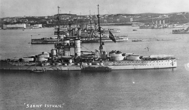 A Tegetthoff-osztály csatahajói a polai hadikikötőben 1916-ban. Előtérben a Szent István, mely a kémények körüli fényszóróplatformról könnyen felismerhető