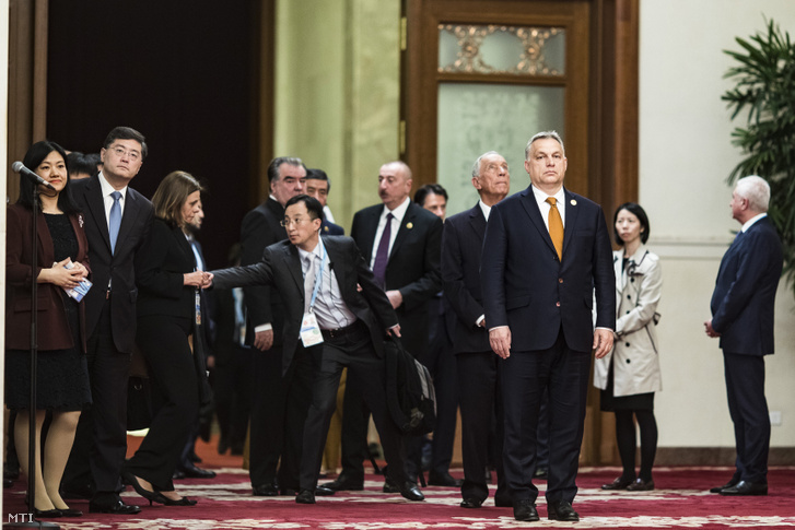 A Miniszterelnöki Sajtóiroda által közreadott képen Orbán Viktor miniszterelnök az Egy övezet egy út kezdeményezés második nemzetközi fórumának gálavacsorájára érkezik Pekingben 2019. április 26-án.