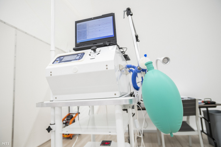 Kész lélegeztetőgép a BM Heros Zrt. a higiéniai és biztonsági követelményeknek maximálisan megfelelő Szűrt levegőjű lélegeztetőgép-összeszerelő sátrában 2020. május 28-án