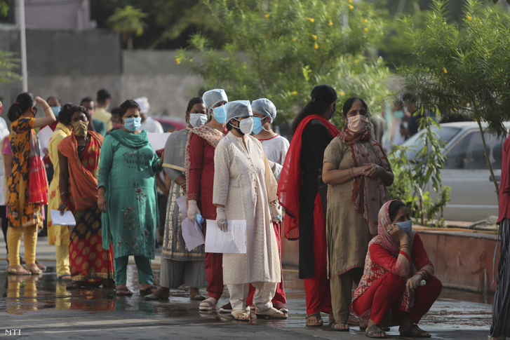 Koronavírus-tesztelésre várakozó emberek egy állami kórház elõtt az indiai Dzsammuban 2020. szeptember 15-én. Az 1,3 milliárd lakosú Indiában a koronavírussal fertõzöttek száma 5,3 millióra nõtt, ezzel a dél-ázsiai ország második az Egyesült Államok után a globális összesítésben.