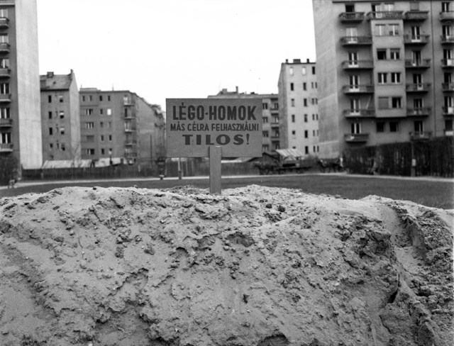 Légoltalmi homok a Szent István parkban, szemben a Csanády utca