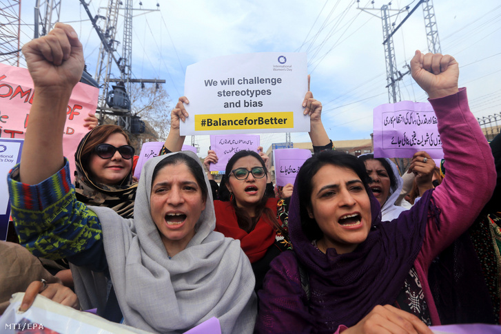 A nők egyenjogúságáért tüntetnek pakisztáni nők Pesavarban 2019. március 8-án a nemzetközi nőnapon.