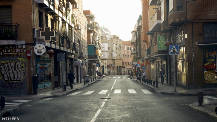 Alig néhány járókelő a madridi Usera kerület egyik utcájában 2020. szeptember 22-én, miután az előző nap a koronavírus-járvány miatt kijárási korlátozást vezettek be a negyedben.