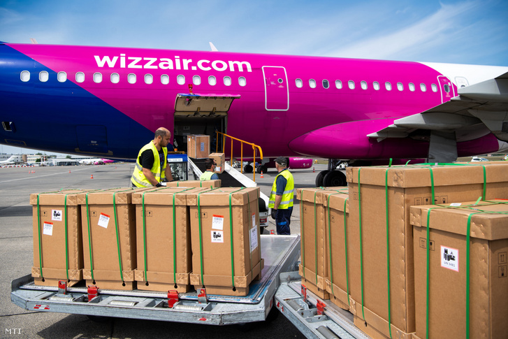 A kormany.hu által közreadott képen a koronavírus-járvány elleni védekezéshez szükséges eszközöket pakolnak ki a Wizz Air Kínából érkezett repülőgépéből a Liszt Ferenc repülőterén 2020. május 9-én. Kínából ma hét repülőgéppel 55 millió védőmaszk 600 betegőrző monitor 80 lélegeztetőgép és több ezer lélegeztetőgépekhez szükséges felszerelés érkezett az országba.