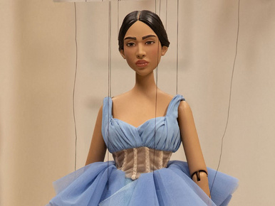 Bábu vagy: a divatvilág kritikájaként is értelmezhető a Moschino marionettes divatbemutatója