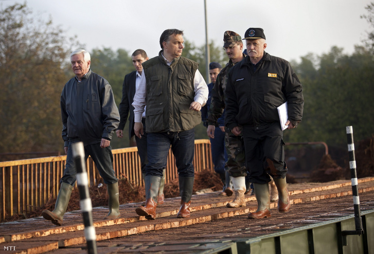 Orbán Viktor miniszterelnök (k) tájékozódik a védekezési munkálatokról és a kárfelszámolásról az ipari katasztrófa által sújtott Veszprém megyei Kolontáron. A Magyar Alumínium Termelõ és Kereskedelmi Zrt. (MAL Zrt.) Ajka melletti tározójából 2010. október 4-én mintegy egymillió köbméternyi mérgezõ maró hatású vörösiszap ömlött ki gátszakadás miatt. Az áradás három települést - Devecser Kolontár Somlóvásárhely - öntött el. Balról Ékes József a Fidesz országgyûlési képviselõje jobbról Muhoray Árpád az Országos Katasztrófavédelmi Fõigazgatóság (OKF) korábbi fõigazgatója.