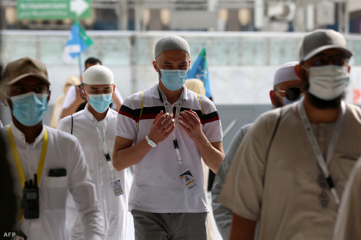 Zarándokok járják körül a Kába-követ tartalmazó szentélyt a háddzs utolsó napján, 2020 augusztus 2-án, szigorú járványügyi óvintézkedések betartása mellett