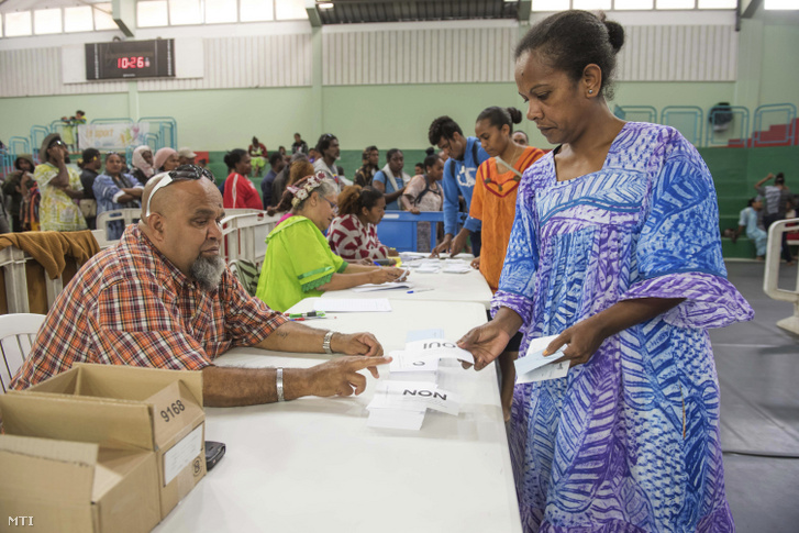 Szavazók érkeznek egy szavazóhelyiségbe a Franciaországhoz tartozó Új-Kaledónia függetlenné válásáról tartott népszavazáson Noumeában 2020. október 4-én. A Csendes-óceánban fekvõ Új-Kaledónián 2018-ban tartott függetlenségi népszavazáson nagy többséggel elutasították a Franciaországtól való elszakadást.