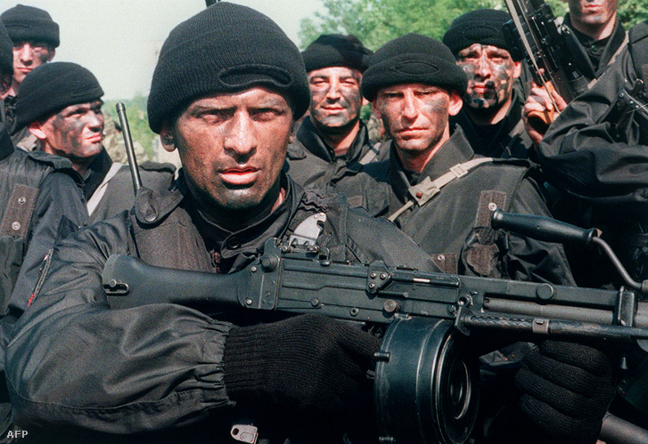 Az Arkan Tigrisei kommandós tagjai 1995. június 12-én Szlavónia szerbek által ellenőrzött területén, Kelet-Horvátország régiójában