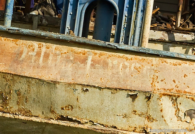 A felirat a hajó oldalán