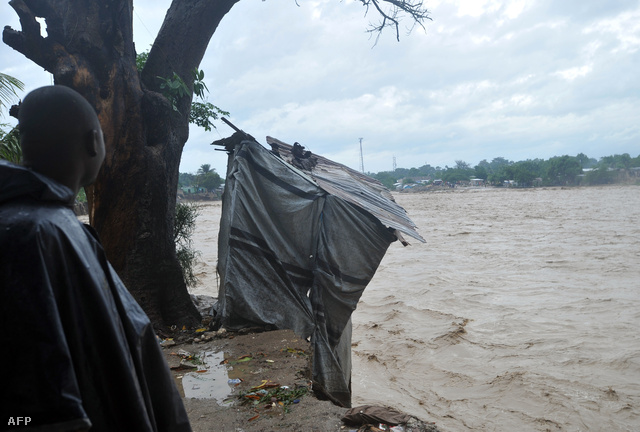 Tengelyig érő vízben menekítik Port-au-Prince lakosait Haitin. Fotógalériánk a Sandy hurrikán útjáról - kattintson!