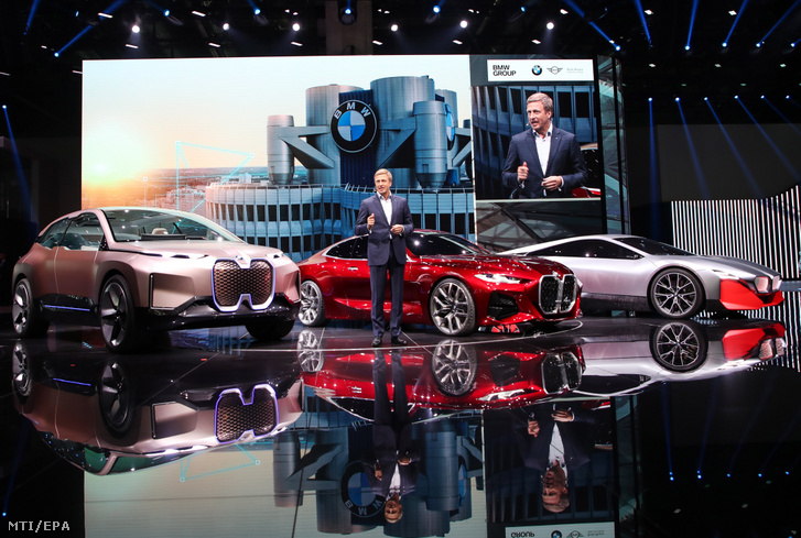 Oliver Zipse a BMW vezérigazgatója a német járműgyártó új modelljeit mutatja be a Frankfurti Nemzetközi Autószalon első sajtónapján 2019. szeptember 10-én.