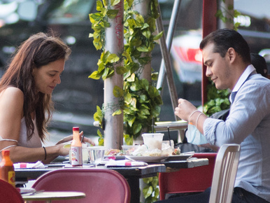 Katie Holmes új szerelmének anyja helyteleníti fia kapcsolatát