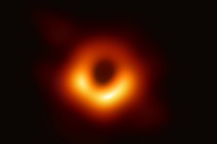 A Messier 87 galaxis közepét uraló fekete lyukról készített történelmi felvétel