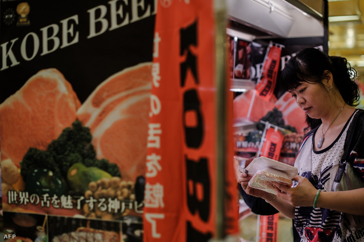 Vásárló a Japánból importált Kobe marhahúspultnál egy hongkongi szupermarketben