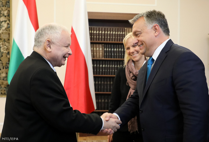 Jarosław Kaczyński, a kormányzó lengyel nemzeti konzervatív Jog és Igazságosság Pártjának (PiS) elnöke (b) fogadja Orbán Viktor miniszterelnököt Varsóban 2017. szeptember 22-én (MTI/EPA/Pawel Supernak)