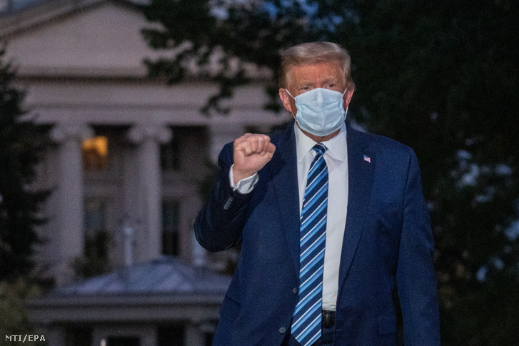 Donald Trump amerikai elnök miután visszatért a washingtoni Fehér Házba a Maryland állambeli Bethesdában lévő Walter Reed katonai kórházból 2020. október 5-én. Trumpot október 2-án szállították elővigyázatosságból a kórházba. Az elnöknél és feleségénél korábban koronavírus-fertőzést állapítottak meg