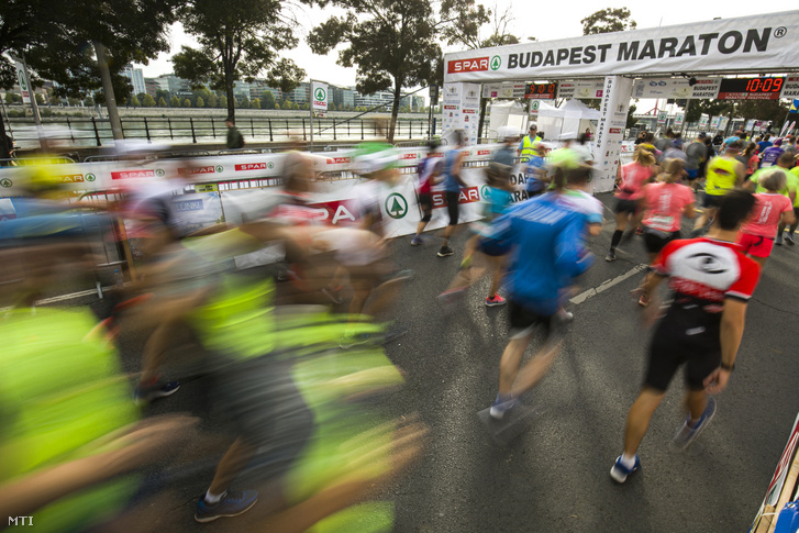 A 34. Spar Budapest Maraton résztvevői a Pázmány Péter sétányon 2019. szeptember 29-én.