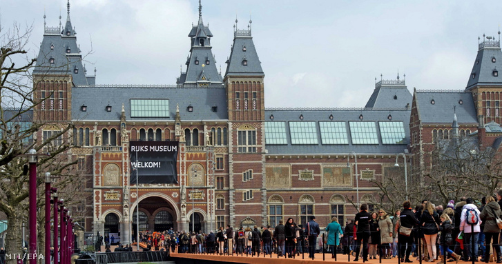 Látogatók állnak sorban a felújított Rijksmuseum bejárata előtt Amszterdamban 2013. április 13-án, a megnyitóünnepség után. A múzeumot tíz éven át restaurálták