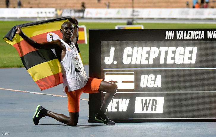 Joshua Cheptegei ünnepli a világrekordot Valenciában 2020. október 7-én