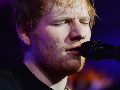 Ed Sheeran menedzsere idiótának nevezte Beatrix hercegnőt, mert belevágott egy karddal az énekes arcába
