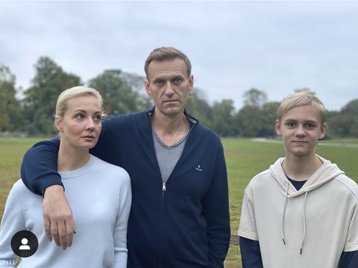 Alekszej Navalnij orosz ellenzéki vezetõ és korrupcióellenes aktivista Instagram oldalán 2020. október 6-án közzétett kép Navalnijról (k) és feleségérõl Juliáról (b) valamint fiukról Zaharról egy meg nem nevezett németországi helyszínen. A Vegyifegyver-tilalmi Szervezet (OPCW) 2020. október 6-án bejelentette hogy Novicsok idegmérgek családjához tartozó anyagot mutattak ki az Alekszej Navalnijtõl vett vér- és vizeletmintákban. Az OPCW megállapításai megerõsítik a német hadsereg (Bundeswehr) vegyi fegyverekre szakosodott kutatóintézetének korábbi vizsgálati eredményeit.